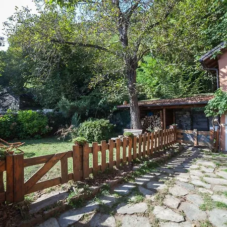 Δωμάτια σε οικογενειακή κατοικία La Vecchia Casa Rosa *