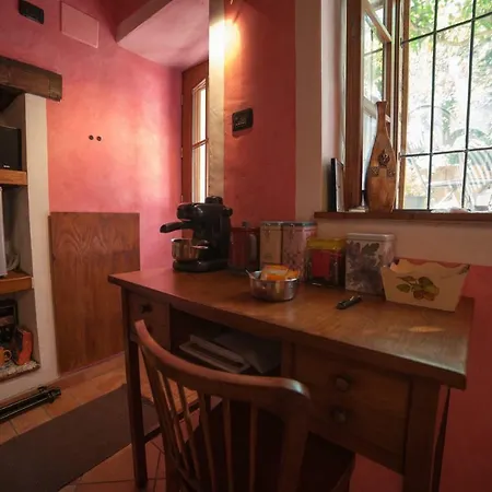 Δωμάτια σε οικογενειακή κατοικία La Vecchia Casa Rosa